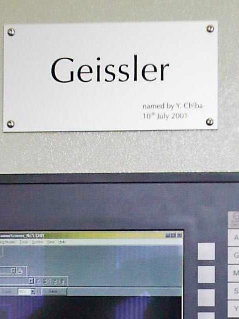 Schild 'Geissler — named by Y. Chiba, 10. Juli 2001' an einer Sony-Maschine in Japan